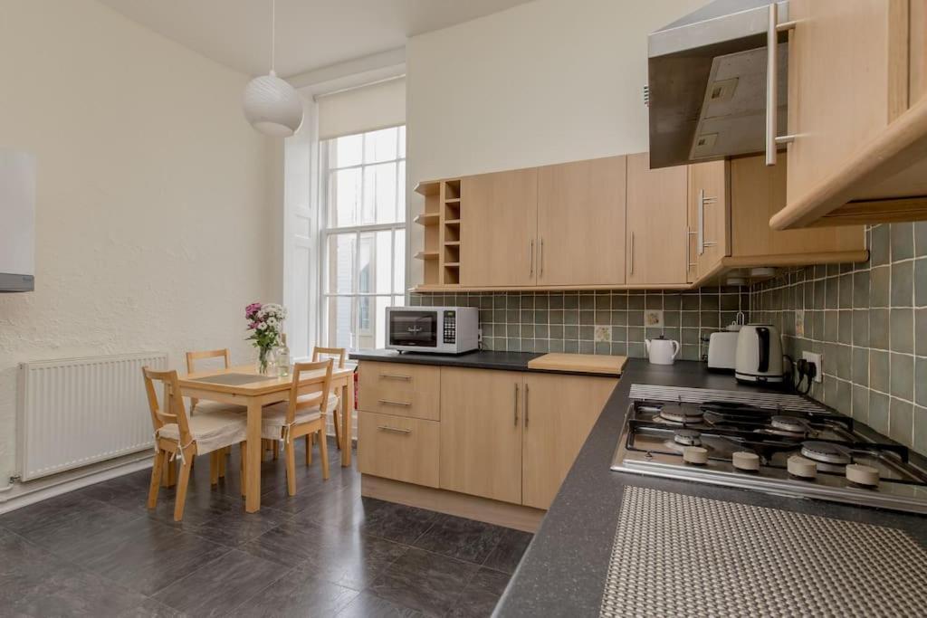 St James Quarter 2 Bed Apartment — Photos 3